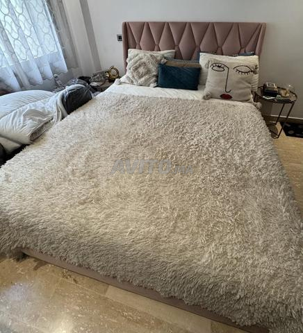 سرير مع فراش