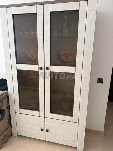 طاولة الطعام و خزانتين - 2