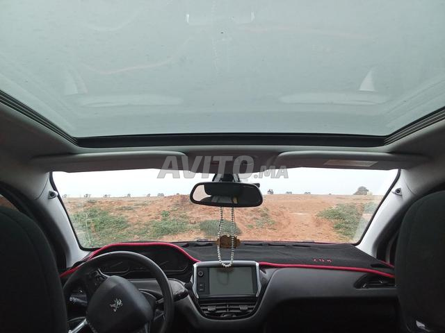 Peugeot 208 white édition - 2