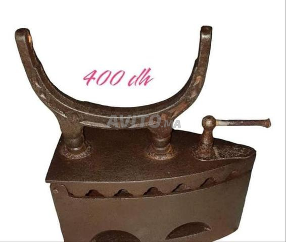 Ancien fer à repasser fonctionnant au charbon