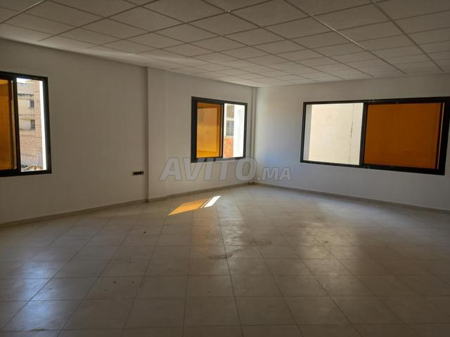 مكاتب مضيئة شبه جديدة للإيجار