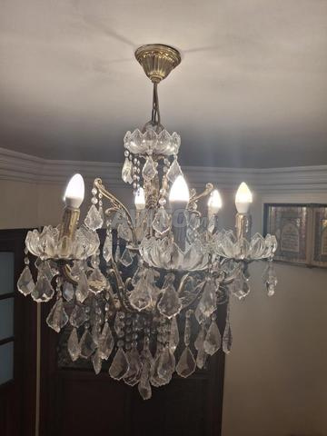 deux lustres traditionnelles bronze et cristal