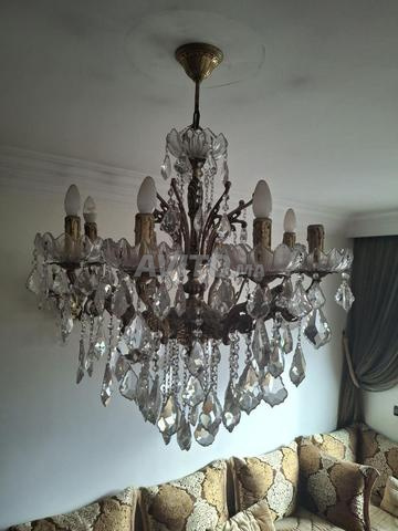 اثنان من الثريات التقليدية من البرونز والكريستال