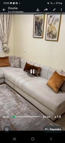 صالون مع طاولة وسجاد - 2