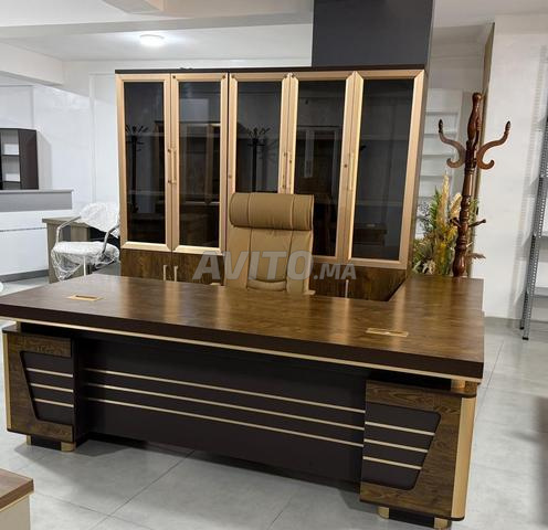 Bureaux, chaises et armoires de bureau disponibles