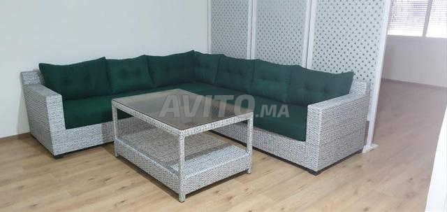 صالون على شكل حرف L من الروطان Topa وطاولة زجاجية