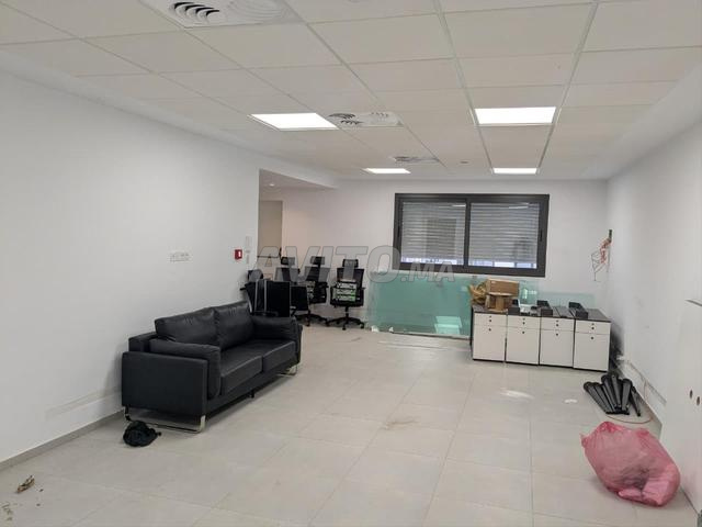 طابق مكاتب للإيجار في رياض تطوان 57 م²