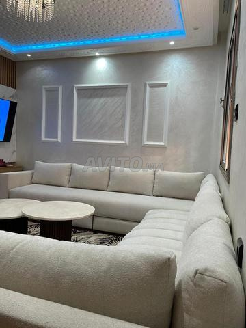 Salon moderne avec tapis et table en marbre - 2