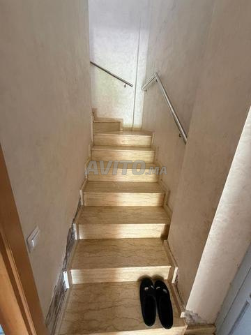 منزل من طابقين بتصميم مريح ومساحات جميلة - 2