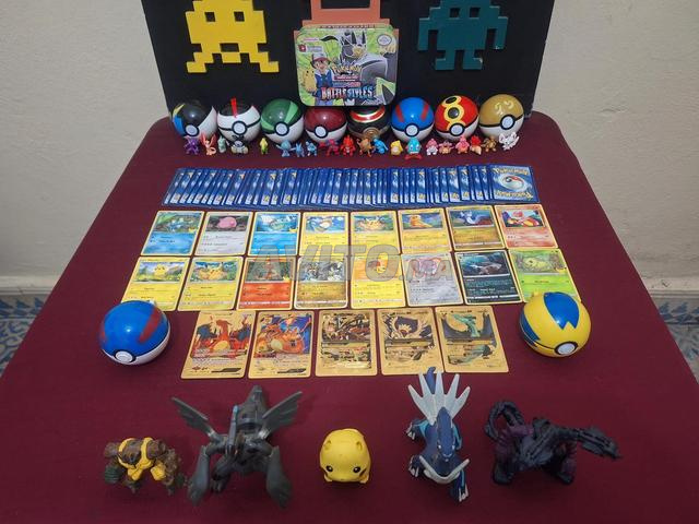 90 بطاقة بوكيمون 10 كرة بوكيمون بالإضافة إلى مجسمات