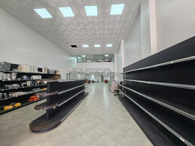 محل تجاري بمساحة 280 متر مربع للبيع في عين السبع