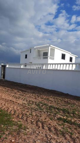 أرض ببئر وكهرباء شمسية