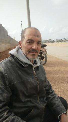 سائق لديه خبرة 30 سنة وأبحث عن العمل في مجال سائق