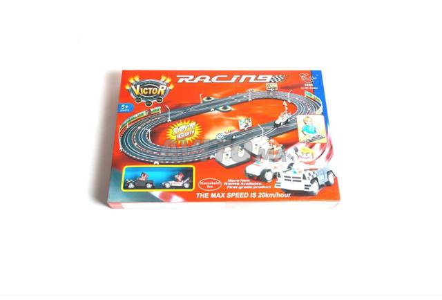 حلبة سباق مع ماريو وفيكتور