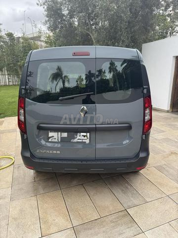 رونو إكسبريس 2000 كم - 2