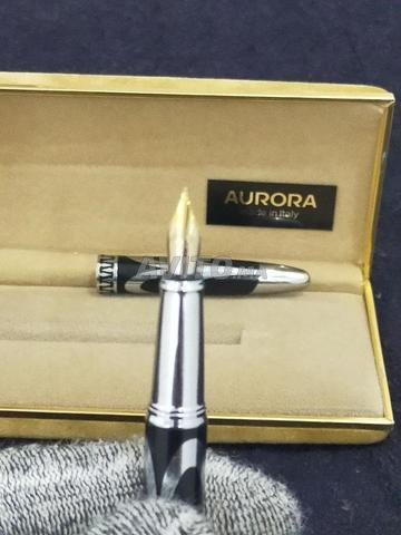Stylo de luxe Aurora neuf plume dorée avec étui