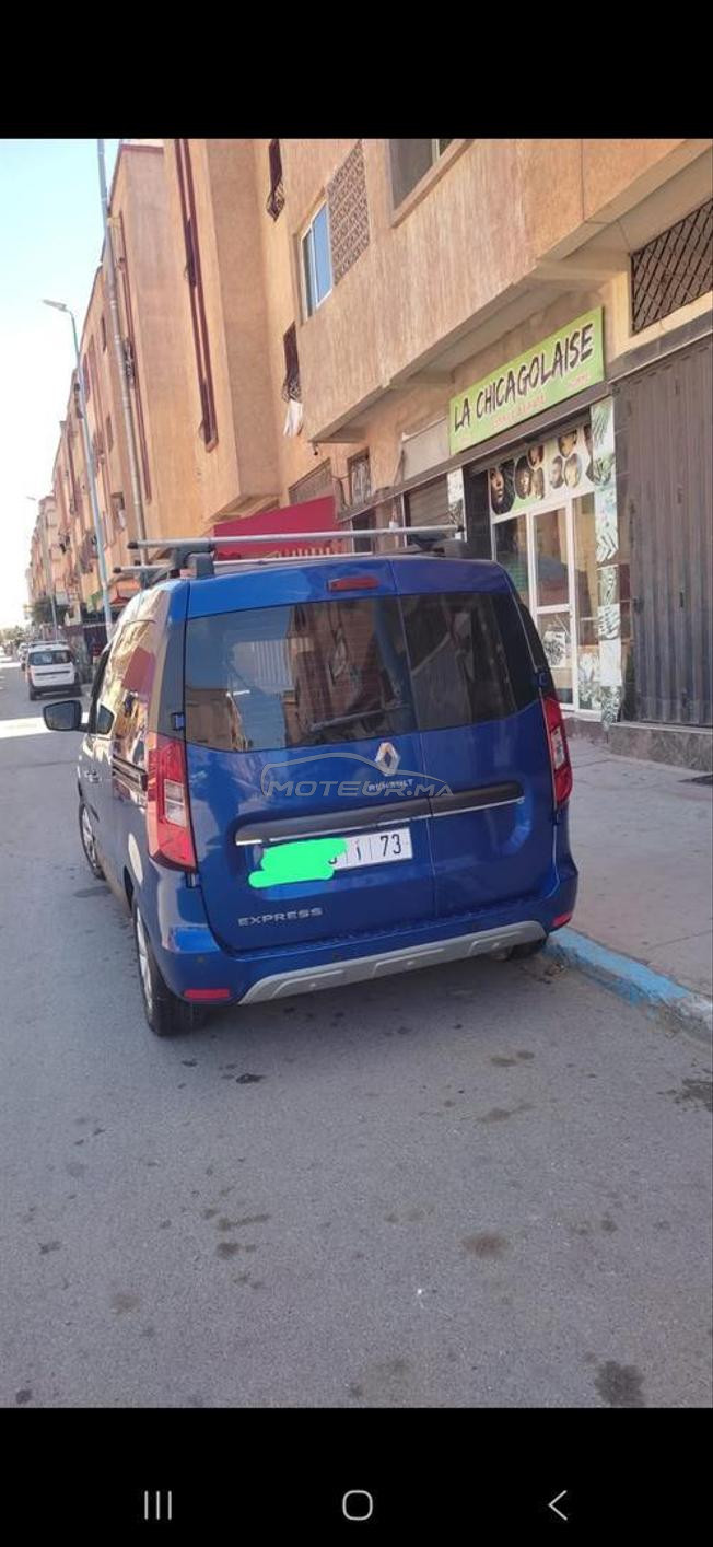 سيارة  من نوع رونو إكسبريس مزال زوينة أو مليحة