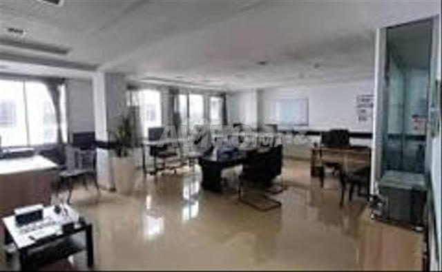 فرصة ممتازة لاقتناء مكتب في موقع جيد.  📐