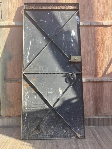 باب معدني حديد