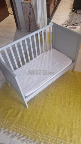 LIT BEBE IKEA MODULABLE AVEC MATELAS GRIS CLAIR - 2