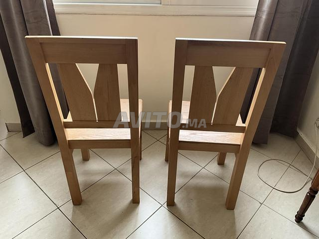 4 belles et robustes chaises en hêtre massif.