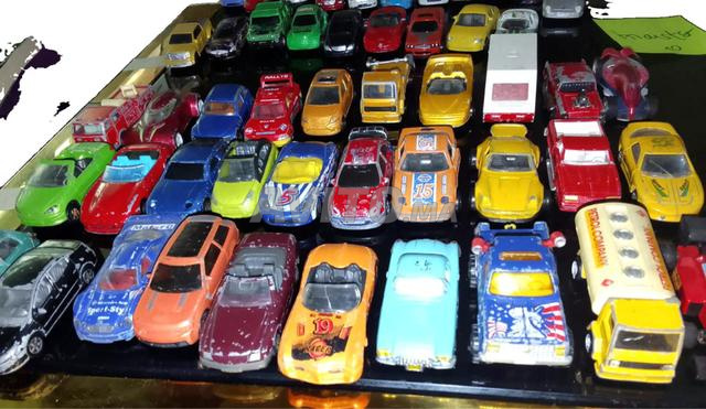 Voiture miniature 1/64 et showcase 100 unités