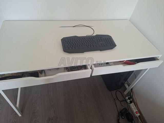 Bureau avec cache câbles