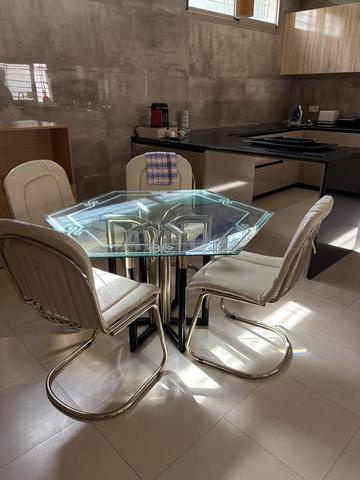 salle a manger avec six chaises - 2