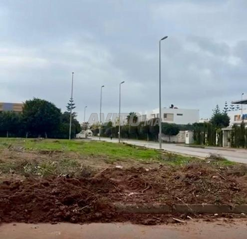أرض بمساحة 610 متر مربع في وسط دار بوعزة بإطلالة على البحر