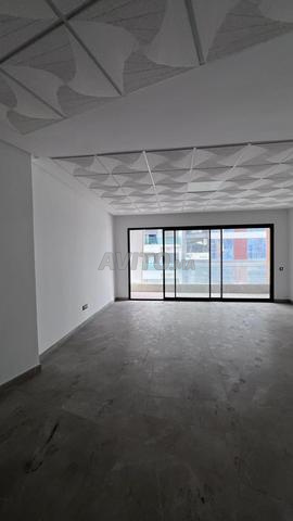 مكتب جديد بمساحة 74 متر مربع للإيجار روش نوار - 2