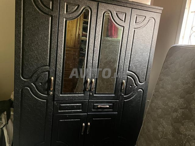 خزانة 4 أبواب سوداء مع مرايا - بحالة جيدة