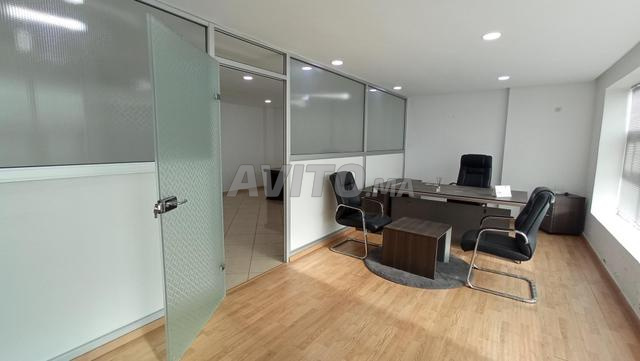 مكتب مجهز مشمس وموقع جيد