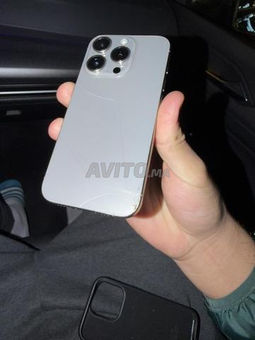 iPhone 15 pro 256g une petite fissure derrière - 2