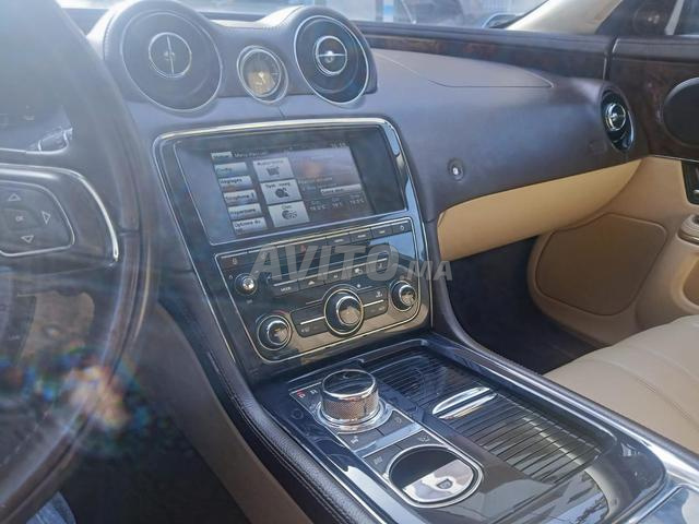 سيارة جاكوار XJ جميلة جدا وفي حالة جيدة جدا.