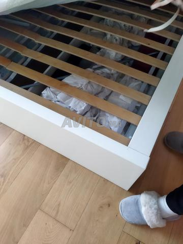 سرير مزدوج من ايكيا مع طاولات بجانب السرير. - 2