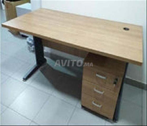 مكتب مع وحدة إرجاع وأدراج
