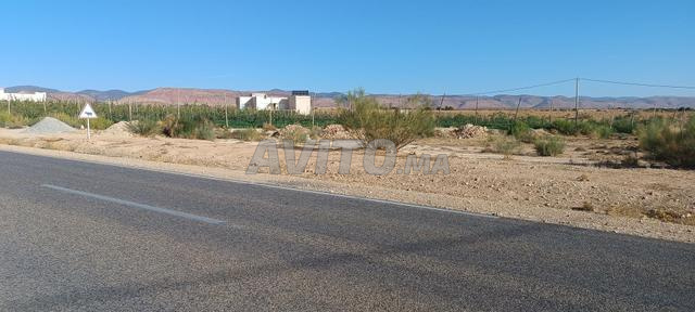Terrain de 1926m sur la route principale - 2