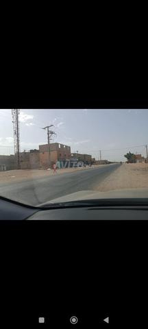 أرض مساحتها 4996 مترًا مربعًا بسعر 349 درهمًا للمتر على الطريق