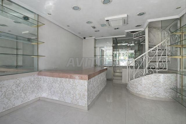 Magasin avec belle devanture sur grand boulevard