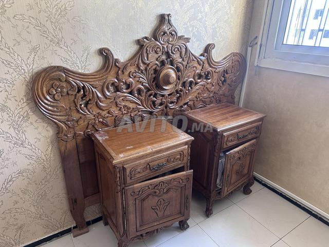 لوح رأس سرير خشبي مع طاولتين بجانب السرير - 2