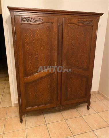 خزانة بطلاء قشرة البلوط