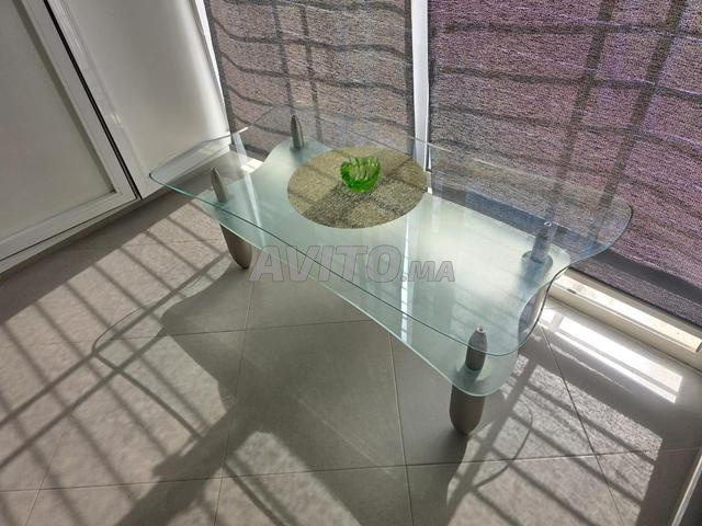 Superbe table basse en verre à deux étages.