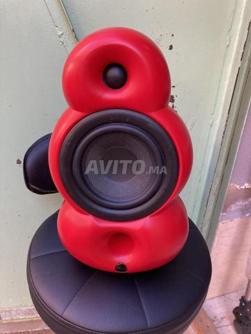 مكبرات صوت صغيرة Podspeakers MiniPod MKIV بطلاء أحمر غير لامع.
