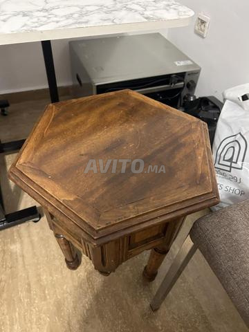 طاولة بتأثير الرخام وطاولات إضافية - 2