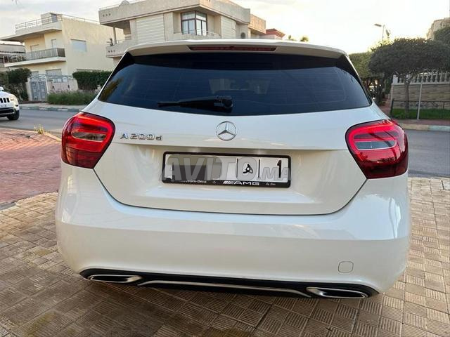 Mercedes-Benz 200 Diesel Automatique 2016 à Rabat - 2
