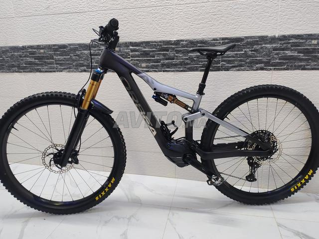 دراجة كهربائية من الكربون