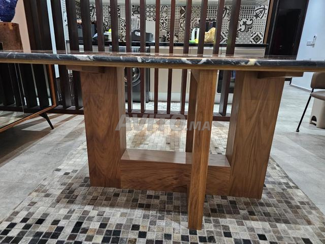 طاولة من الرخام