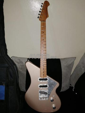 غيتار كهربائي من صانع الآلات الموسيقية إلدورادو فيوريا - 2