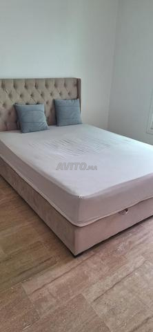 Lit, matelas et table de chevet