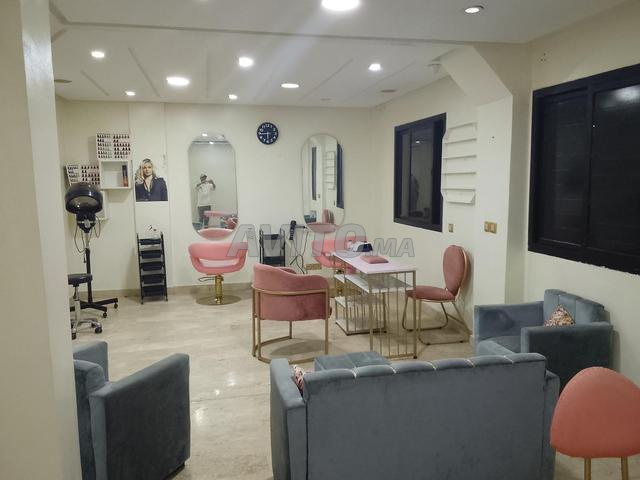 صالون حلاقة وتجميل للبيع
